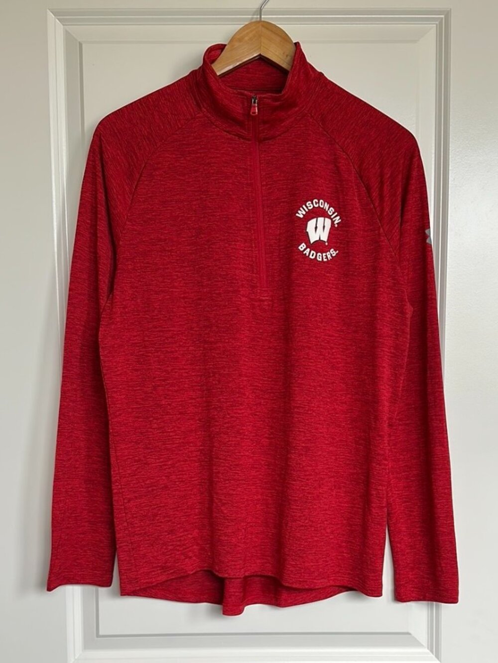 Under Armour Wisconsin Badgers Long Sleeve Men's sz Medium 1/4 Zip Pull Over Red